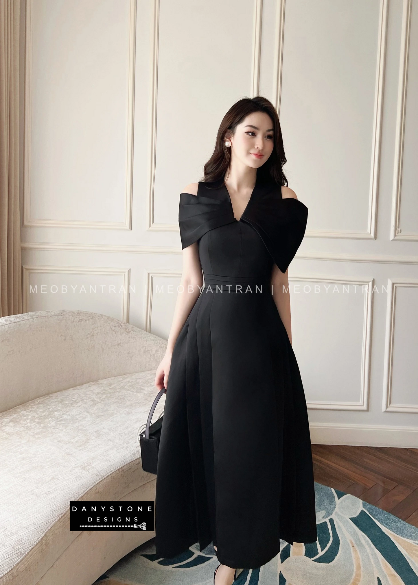 Chic wedding party flared dress in black - side view