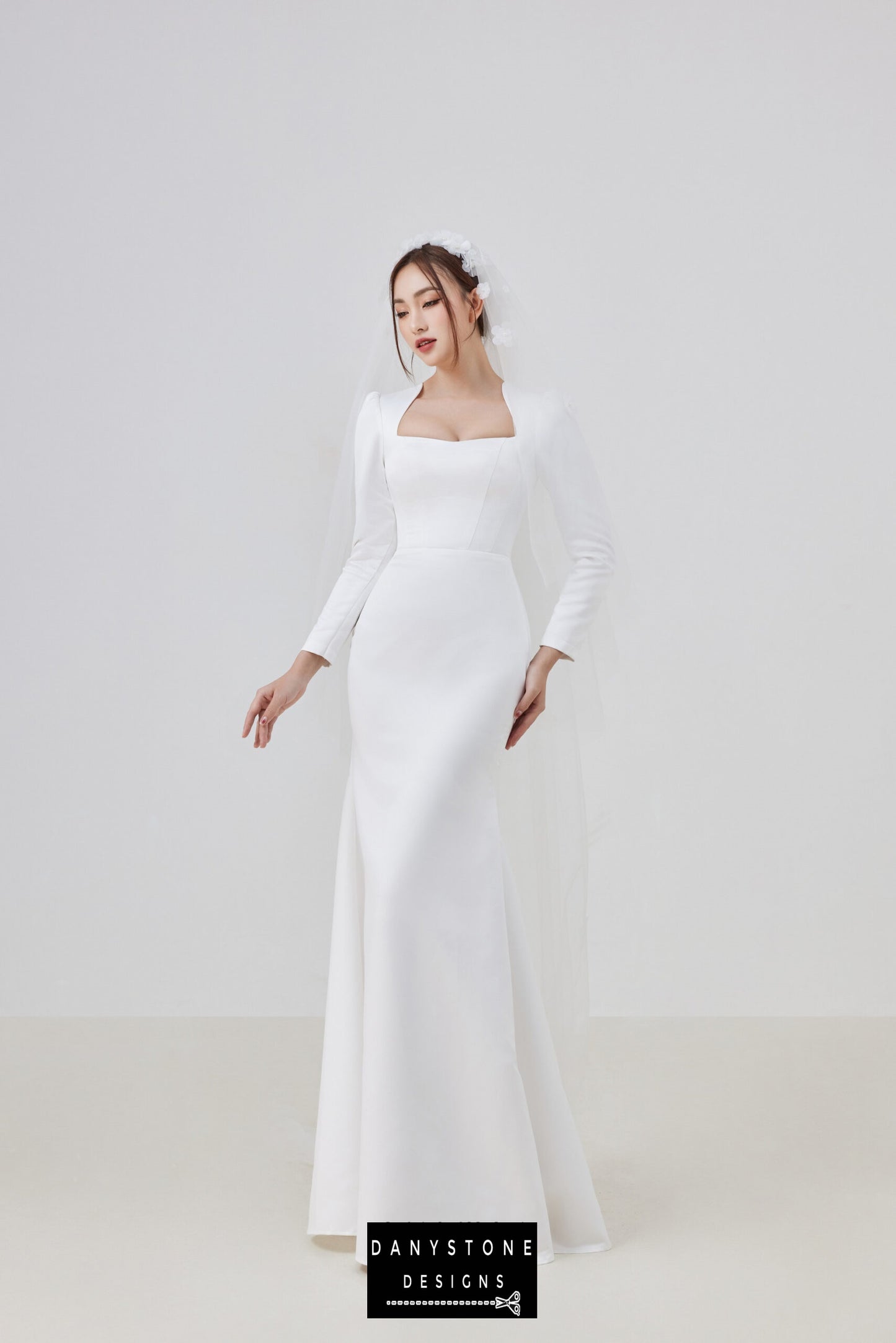 Close-up of long-sleeve wedding dress with square neckline and classic veil – Danystone Designs